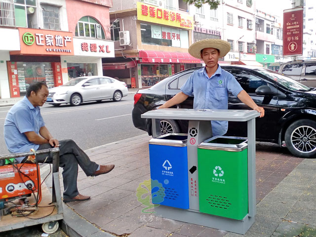 街道戶外鐵垃圾桶欣方圳廠家現(xiàn)場(chǎng)安裝圖